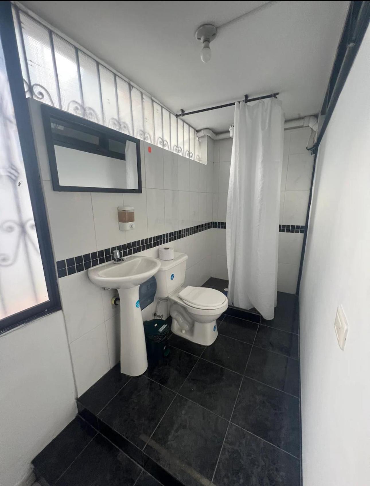 New Memphis Hostal Medellín Exteriör bild